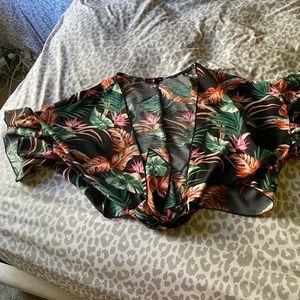 Island shirt tie in the front top